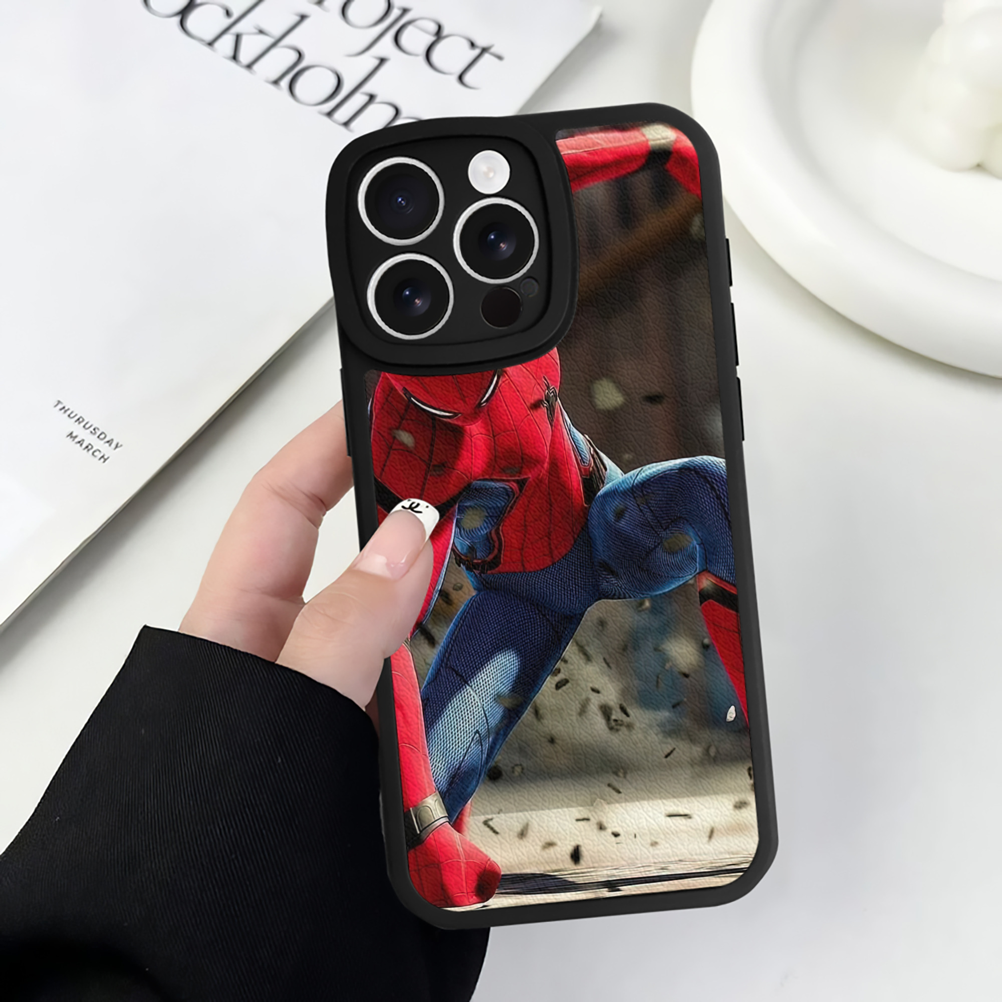 Spider Man スパイダーマン 【iPhone 16シリーズ対応】シリコンスマホケース（レザー調） 材質：シリコン